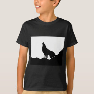 T-shirt Loup solitaire debout sur une colline
