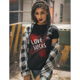 T-shirt Love Sucks, Anti Valentine's Day Style gothique