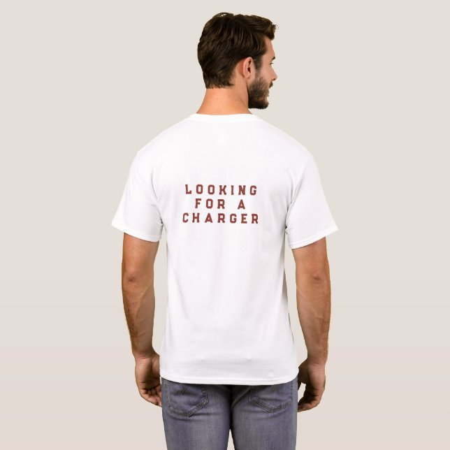 T-shirt Low Battery T-Shirt– Funny “Looking for a Charger" (Dos entier)