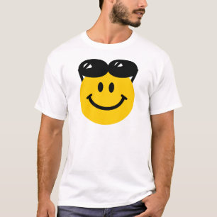 T-shirt Lunettes de soleil étées perché sur le visage