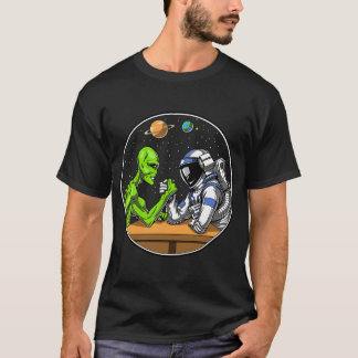 T-shirt lutte de bras de fer d'astronaute extraterrestre