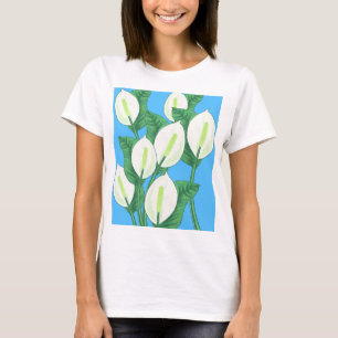 T-shirt Lys blancs sur arrière - plan bleu pâle