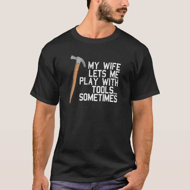 T-SHIRT MA FEMME ME LAISSE JOUER AVEC DES OUTILS...PARFOIS (Devant)
