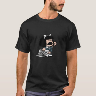T-shirt Mafalda en colère avec le journal et le poing levé