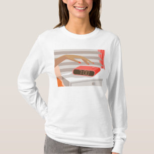 T-shirt Main des femmes poussant le bouton snooze du révei