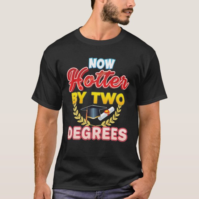 T-shirt Maintenant Hotter De Deux Degrés Bachelor Master D (Devant)