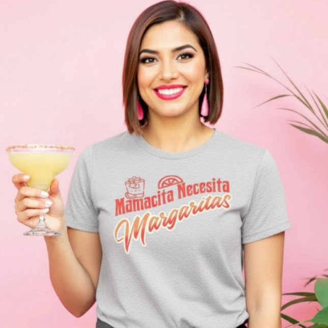 T-shirt Mamacita Necesita Margaritas Script Amusement (Mamacita Necesita Margaritas Script Fun T-Shirt.)