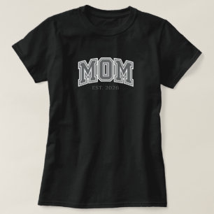 T-shirt MAMAN EST. 2026 Typographie de Lettre Papa'