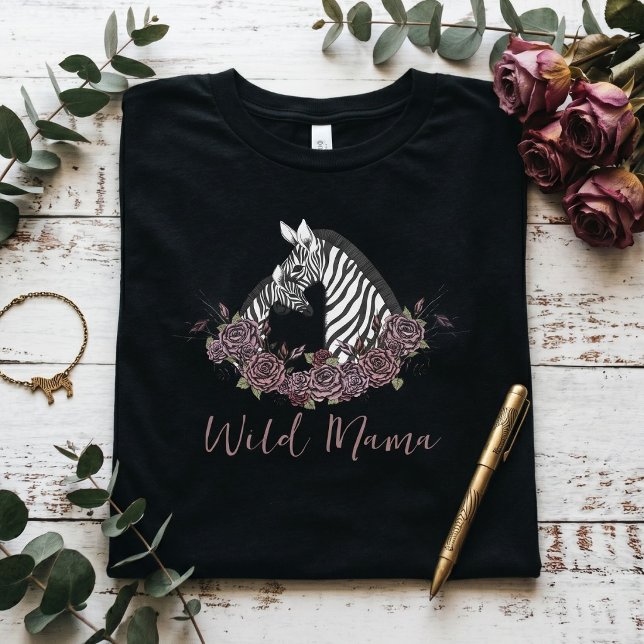 T-shirt Maman Sauvage Zèbre Maman (Alternative wild mama zebra safari baby shower mommy t-shirt for mother to be with soft gothic vibes)