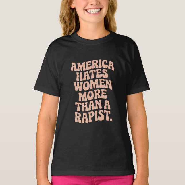 T-shirt Manifestation anti-Trump anti-MAGA militante fémin (Devant)
