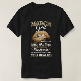 T-shirt March Girl En Sait Plus Qu'Elle Ne Dit Le Cadeau D