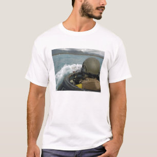 T-shirt Marine des USA conduisant un véhicule d'assaut