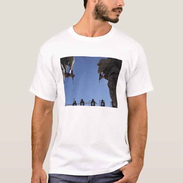 T-shirt Marines change de magazines en plein feu (Devant)