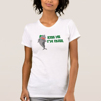 T-shirt McShark dit que "embrassez-moi que je suis