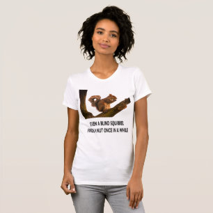 T-shirt Même l'écureuil aveugle trouve une déclaration de 