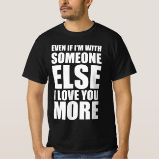 T-shirt Même si je suis avec quelqu'un d'autre, je t'aime 