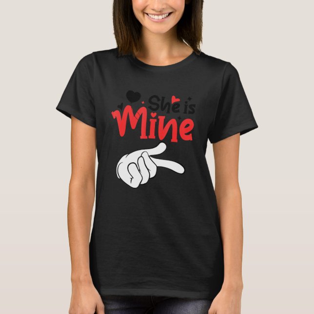 T-shirt Men She is Mine Matching Couples Valentine Day Cos (Devant)