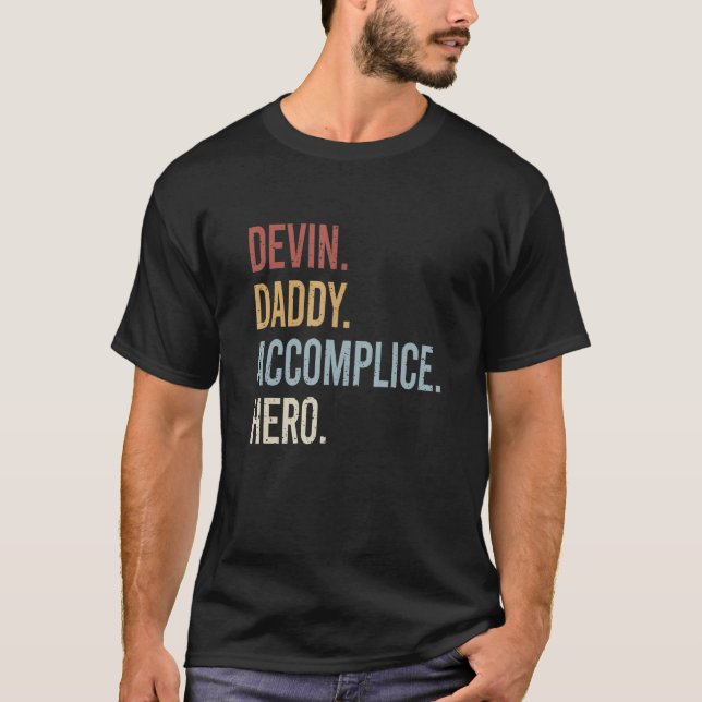 T-shirt Mens Devin Daddy Accomplice Hero Style Rétro Vinta (Devant)