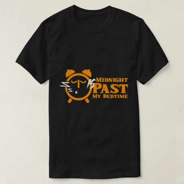 T-shirt "Midnight Past My Bedtime" Funny New Year Quote (Design devant)