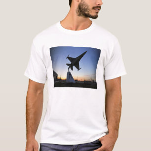 T-shirt Modèle d'échelle d'un Faucon F-16 C