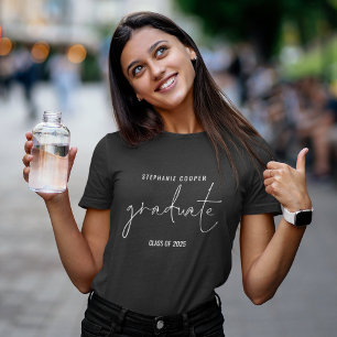 T-shirt Modern White Script Graduate Nom 2024 Graduation