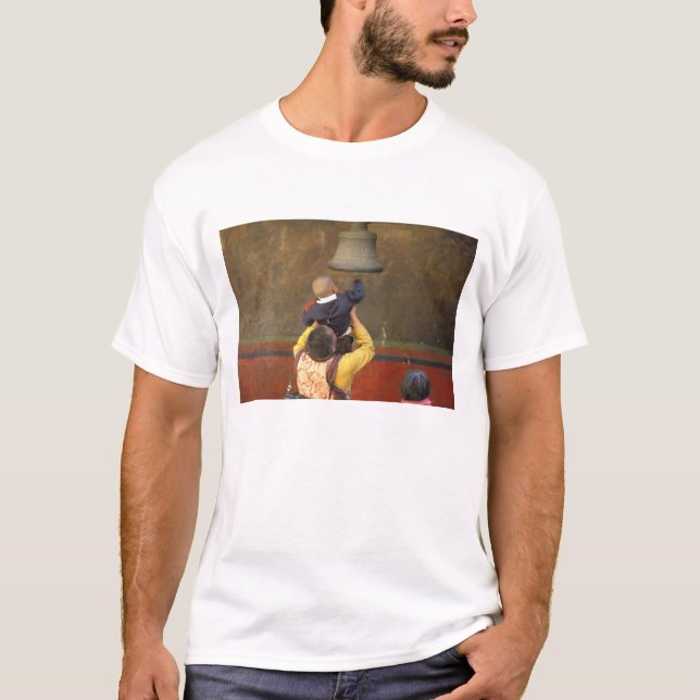 T-shirt Moine bouddhiste tibétain levant un garçon pour so (Devant)