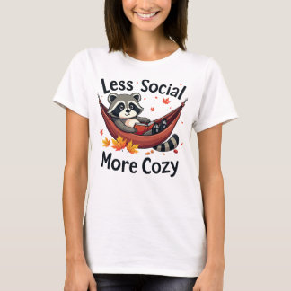 T-shirt Moins social, plus cosy - Raccoon à Hammock