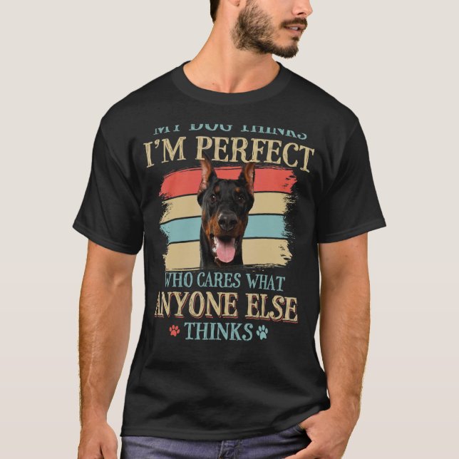T-shirt Mon chien pense que je suis parfait Doberman Pinsc (Devant)