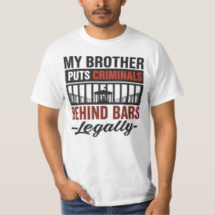 T-shirt Mon frère met les criminels derrière les barreaux,