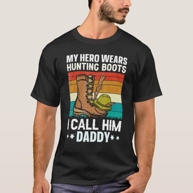 T-shirt Mon Héros Porte Des Bottes De Chasse Je L'Appelle  (Devant)