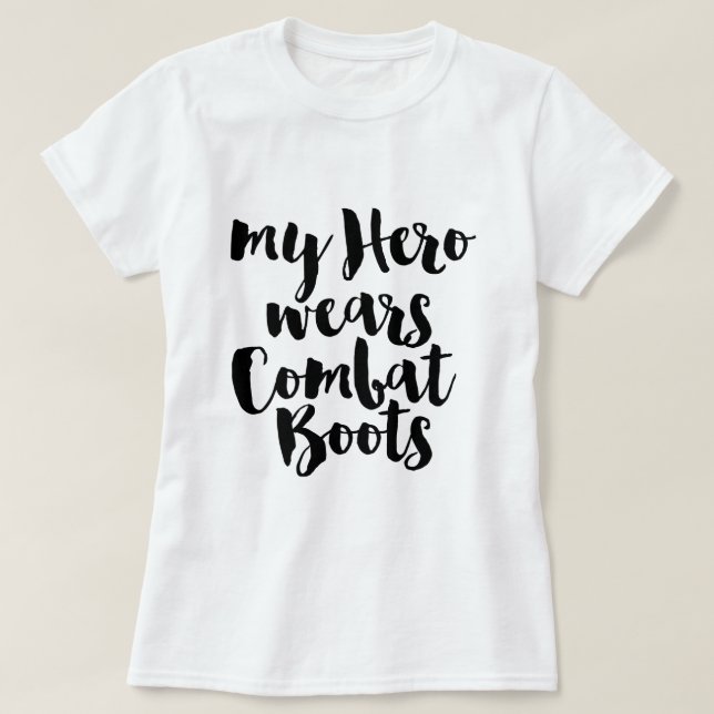 T-shirt Mon héros porte des bottes de combat (Design devant)