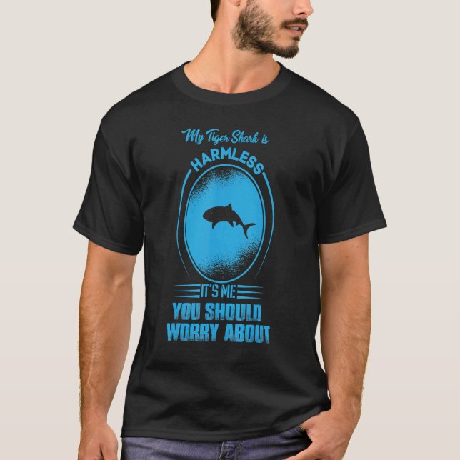 T-shirt Mon requin tigre est sans danger C'est moi que tu  (Devant)