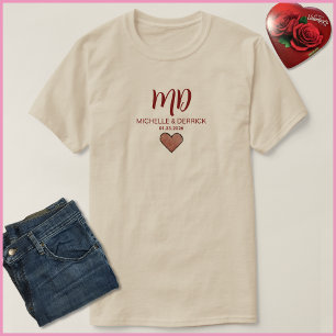 T-shirt Monogramme Rouge Cerise Moderne Nom du Mari et de 