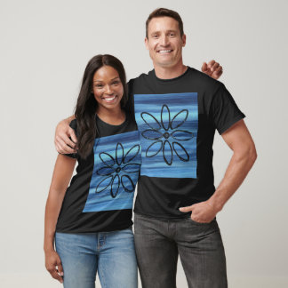 T-shirt Motif floral noir sur fond bleu