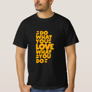 T-shirt Mots Dessinés À La Main Qui Cherche Trouvera
