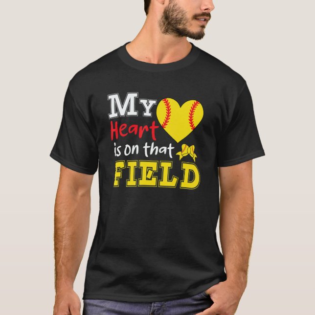 T-shirt My Heart is on that Field Softball  Softball Mom (Devant)