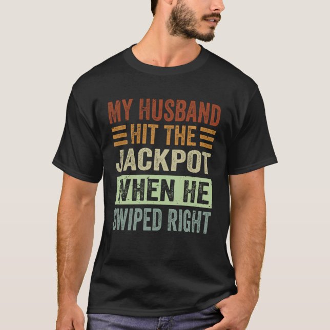 T-shirt My Husband Hit The Jackpot When He Swiped Right  1 (Devant)