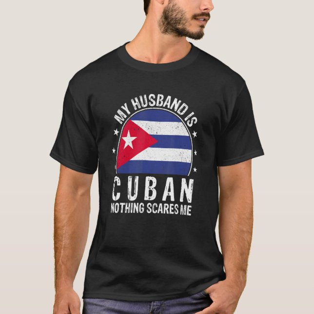 T-shirt My Husband Is Cuban Nothing Scares Me Cuban Husban (Devant)