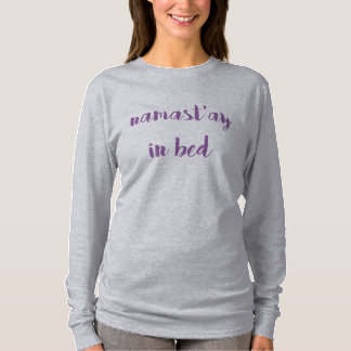 T-shirt Namast'ay dans la pièce en t de lit