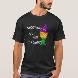 T-shirt Naughty Witch Joue Bien Avec D'Autres À L'Extérieu