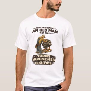 T-shirt N'ayez jamais sous-estimez un vieil homme qui tour