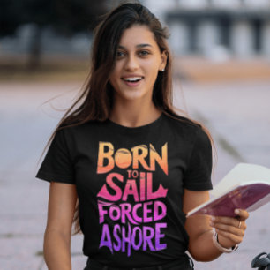 T-shirt Né À La Voile, Forcé Ashore : Une Typographie Naut