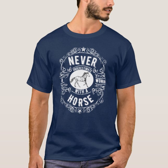 T-shirt Ne jamais sous-estimer une femme avec un cheval éq (Devant)
