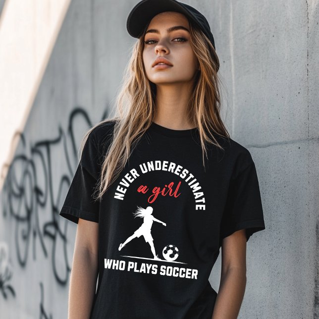 T-shirt Ne jamais sous-estimer une fille qui joue au footb (Créateur téléchargé)
