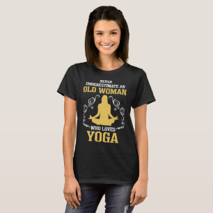 T-shirt Ne sous-estimez jamais dame âgée qui aime le yoga