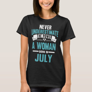 T-shirt ne sous-estimez jamais le pouvoir d'une femme née 