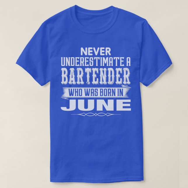 T-shirt Ne Sous-Estimez Jamais Un Barman Né À Ju (Design devant)