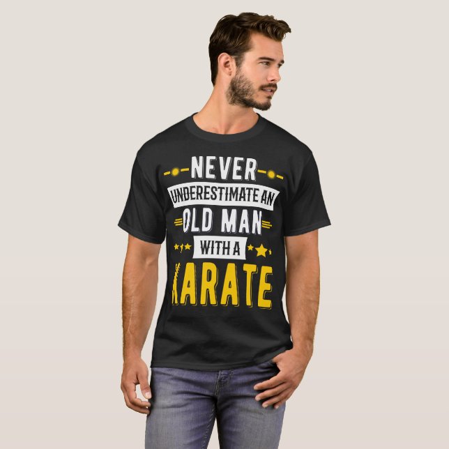 T-shirt Ne sous-estimez jamais un vieil homme avec un (Devant entier)