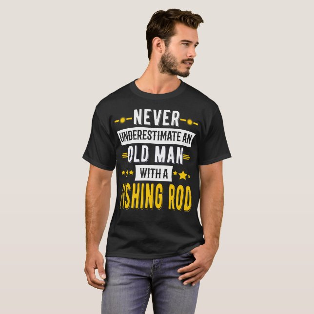 T-shirt Ne sous-estimez jamais un vieil homme avec une (Devant entier)
