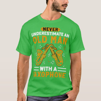 T-shirt Ne sous-estimez jamais un vieil homme avec une saX